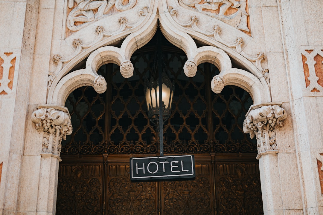 How to Choose a Hotel When Arriving Late or Leaving Early